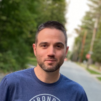 Henderson Headshot 2022 Close